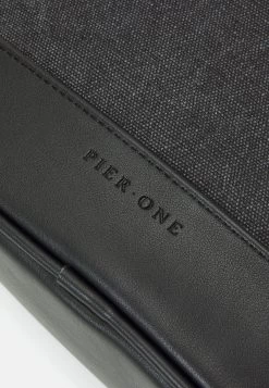 Pier One Unisex - Toilettas - Black 11 Pier One Unisex - Toilettas - Black -Professionele Herenkledingwinkel 05d508e36bb14f79b1a50f5dfb5612b7