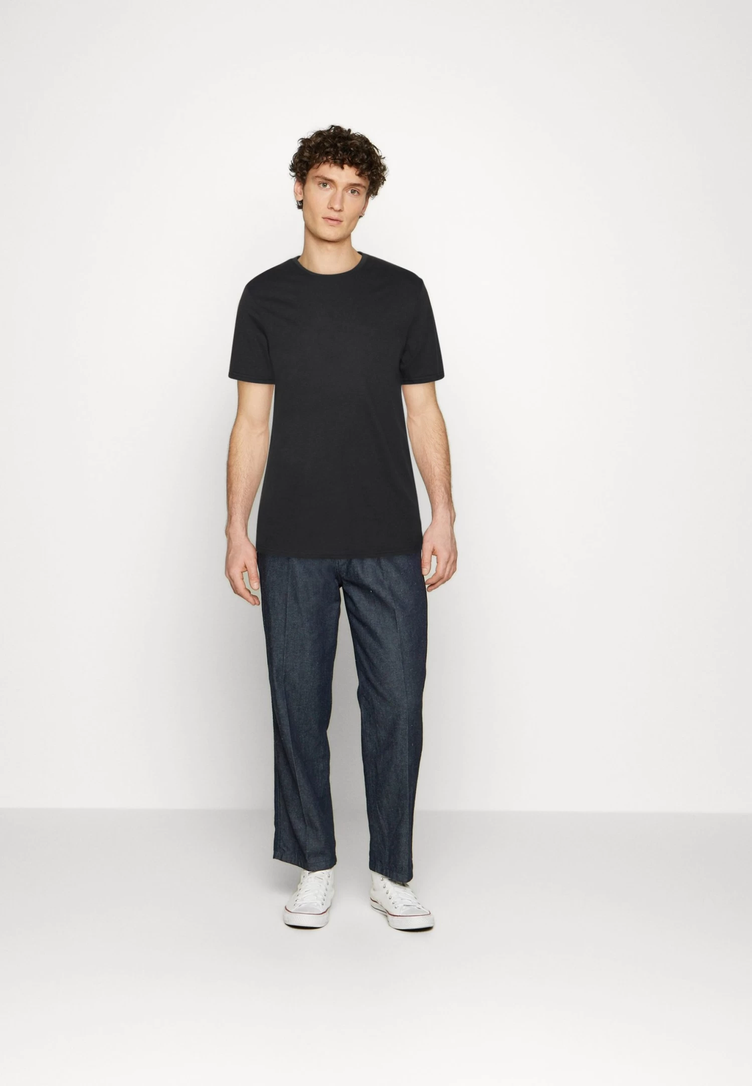 Pier One 5 Pack - T-Shirt Basic - White/Off-White/Light Grey/Beige/Black 3 Pier One 5 Pack - T-Shirt Basic - White/Off-White/Light Grey/Beige/Black